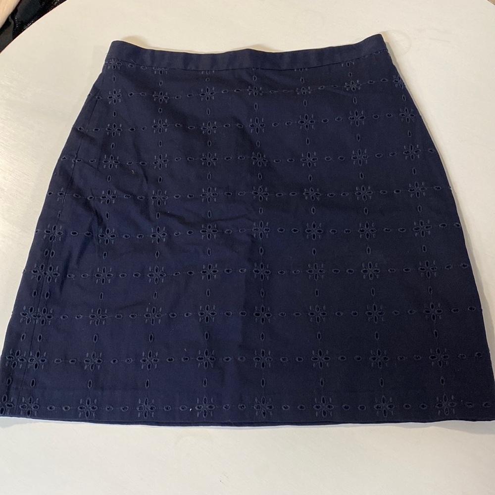 AnnTaylor NWT skirt. Size 8 Navy.